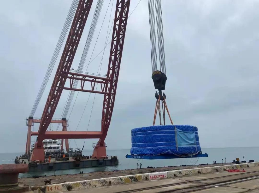 福港物流顺利完成东方电气13兆瓦海上风电发电机接卸项目01.jpg