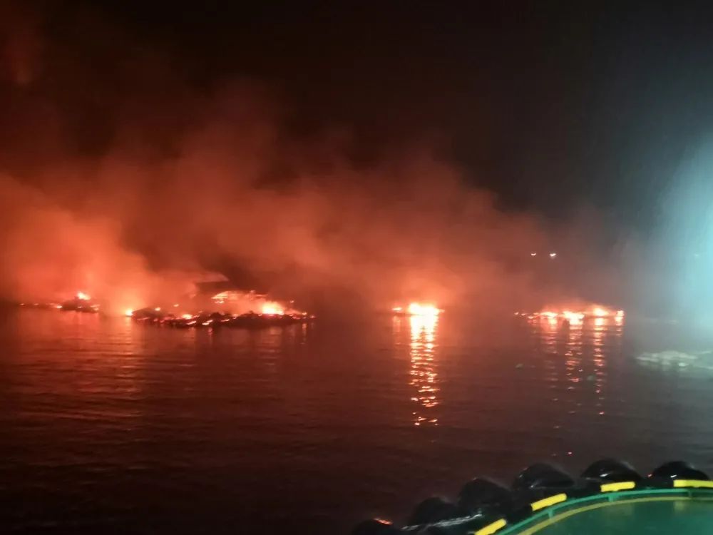 福源船务星夜救援失火渔排01.jpg