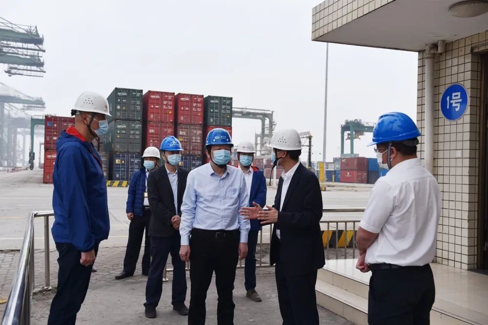 集团党委书记、董事长陈剑钟在江阴港区督查疫情防控工作01.jpg
