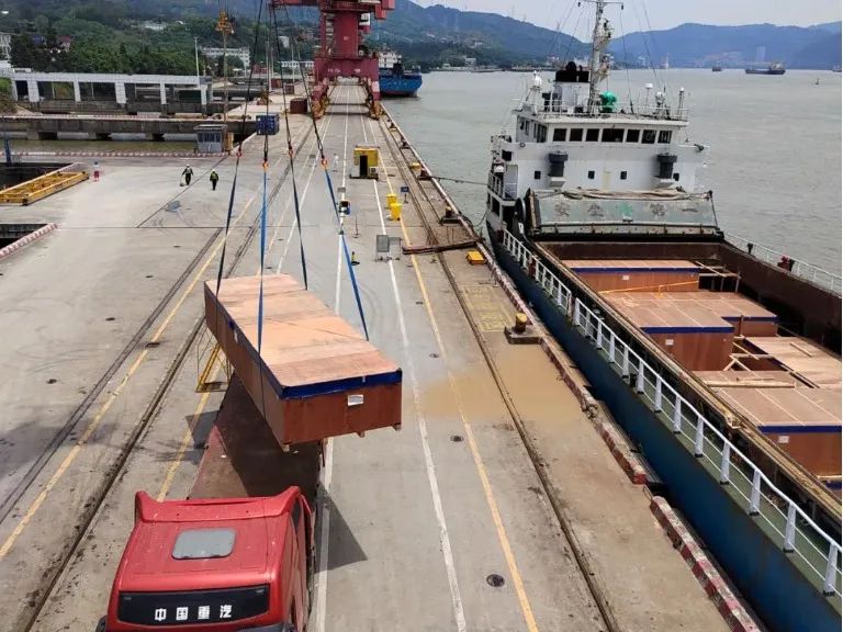福港马尾顺利接卸光电设备船舶.jpg