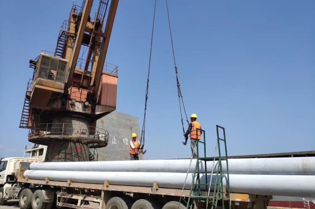 长通码头管桩装船效率再创新高.jpg