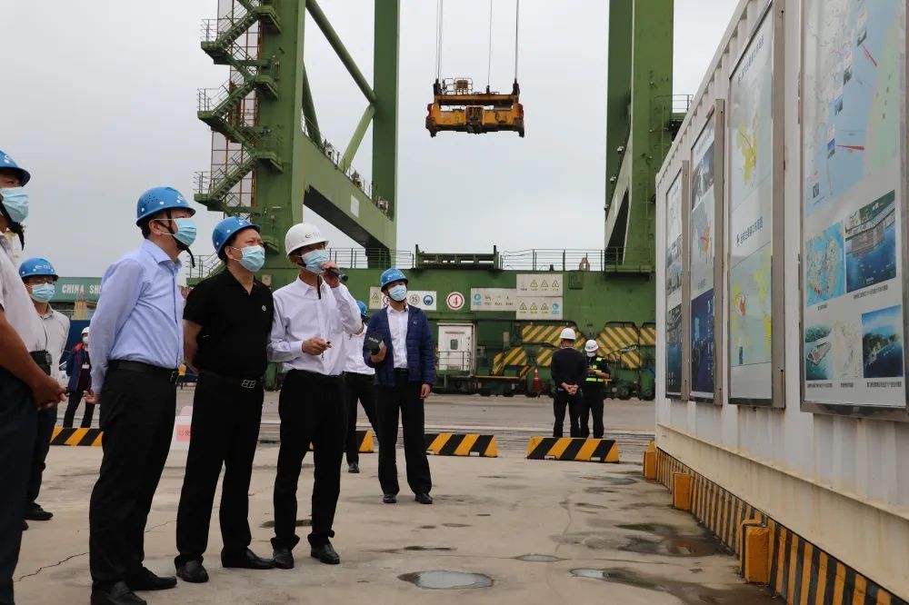 江西省水利投资集团领导一行莅临江阴港区调研01.jpg