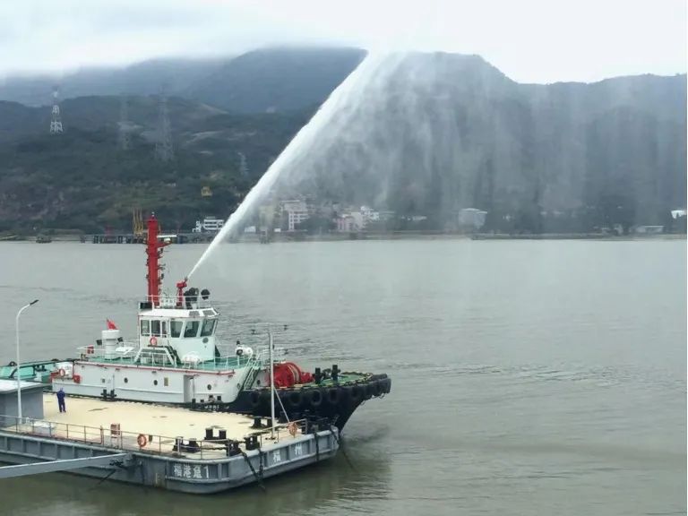 福港拖轮开展水上消防实战演习01.jpg