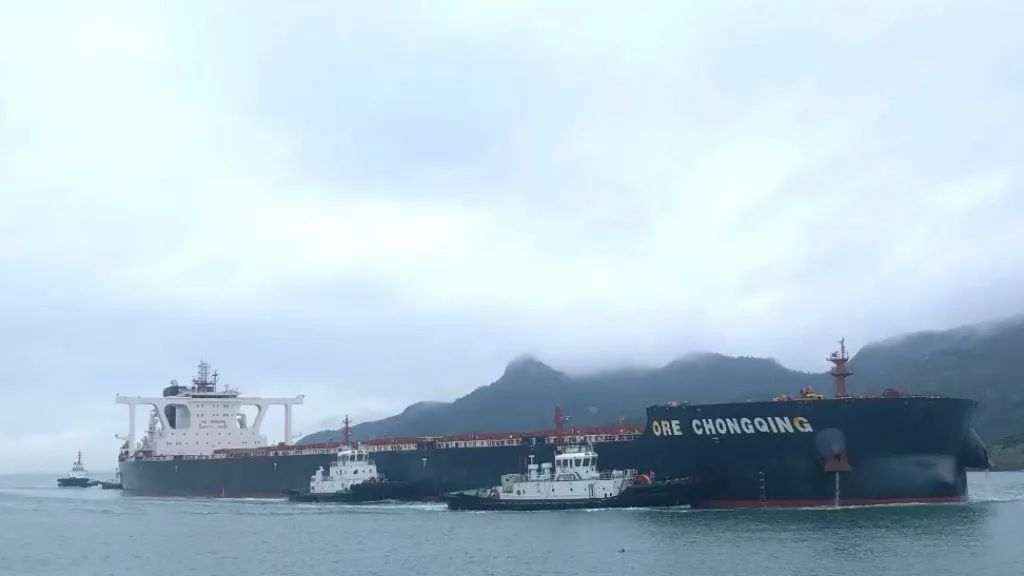 新造5200马力拖轮投产“首秀” 圆满完成30万吨大型货轮助泊任务.jpg