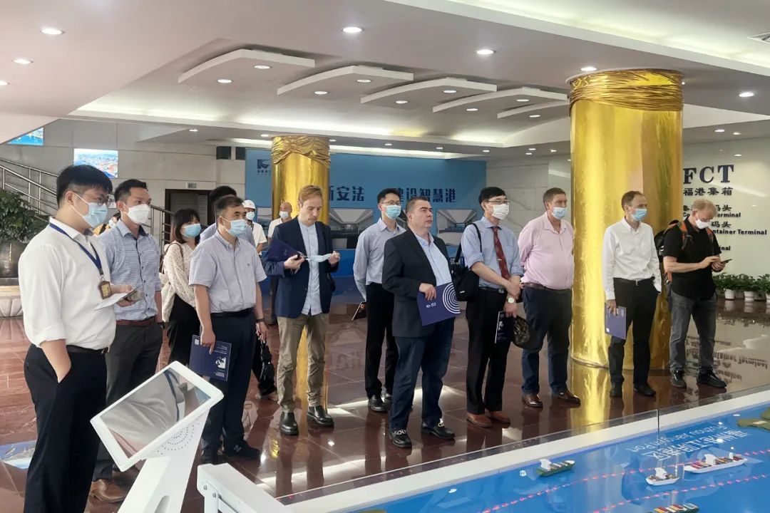 “国际友人感知福建”走进江阴港区01.jpg
