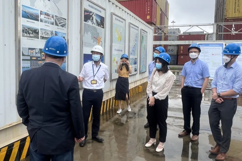 “国际友人感知福建”走进江阴港区02.jpg