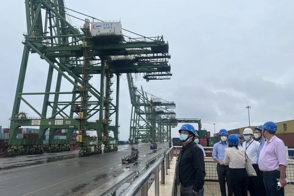 “国际友人感知福建”走进江阴港区03.jpg