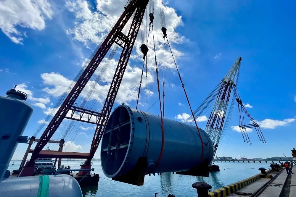 福建泉港八方圆满完成国亨化学大件设备接卸任务01.jpg