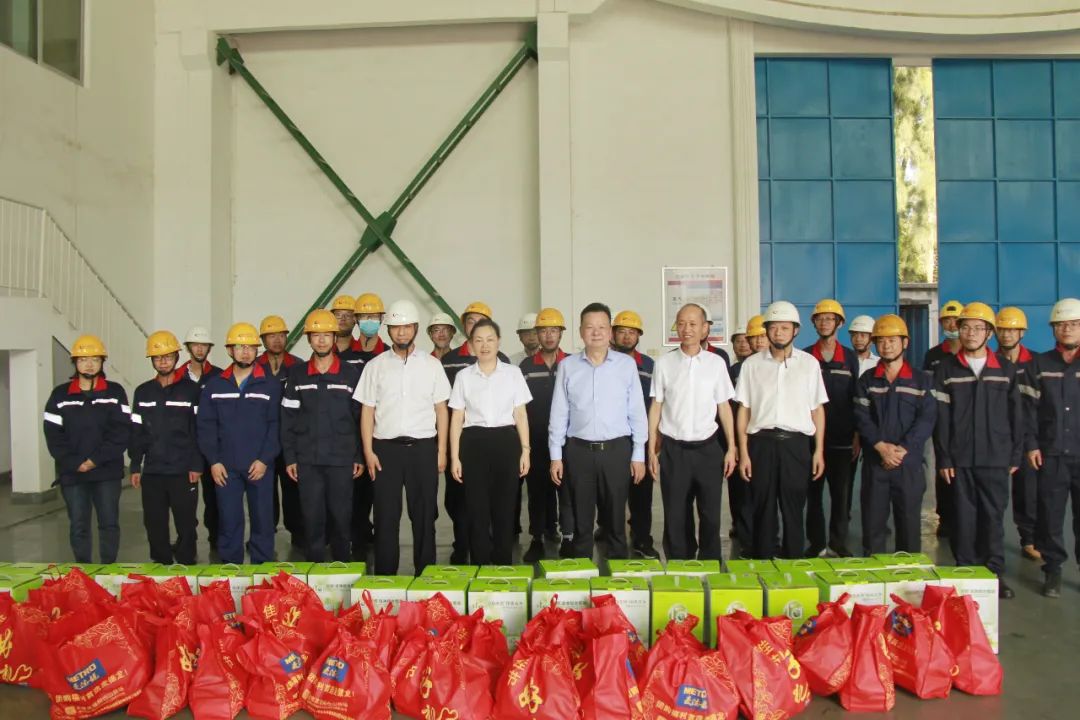 党委书记、董事长陈剑钟高温慰问福港集箱职工.jpg