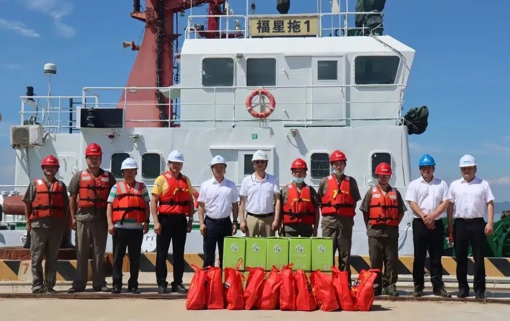 党委委员、副总经理林建民高温慰问福港拖轮船员.jpg