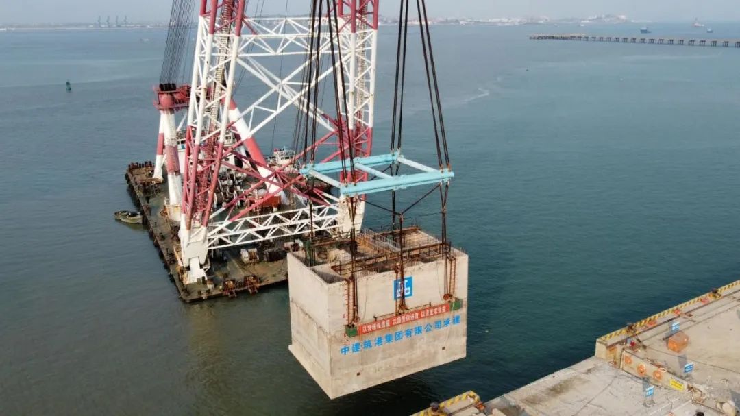 福建泉港八方码头肖厝18号泊位工程首件沉箱顺利出运安装01.jpg