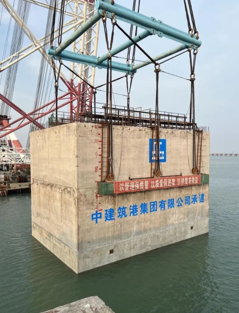 福建泉港八方码头肖厝18号泊位工程首件沉箱顺利出运安装02.jpg