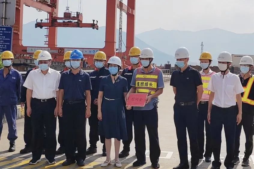 福建省交通运输厅黄楠副厅长深入青州港区一线慰问01.jpg