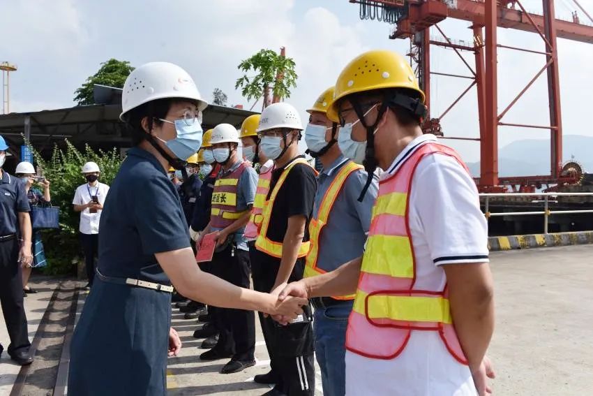 福建省交通运输厅黄楠副厅长深入青州港区一线慰问02.jpg