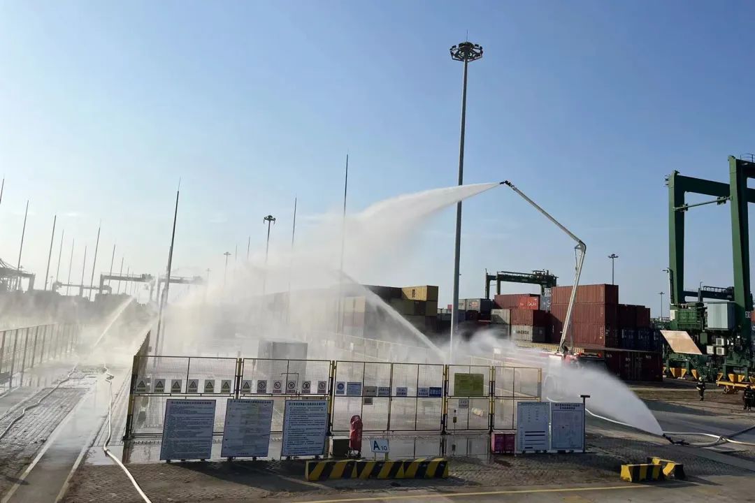 安全演练丨福港集箱应急消防队联合福清消防站开展危险化学品泄露着火事故联合演练04.jpg