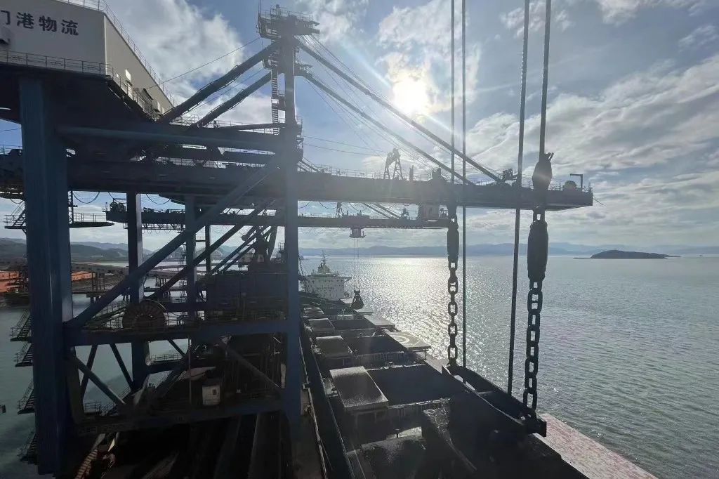 福建可门港物流公司卸船机单机效率创纪录01.jpg