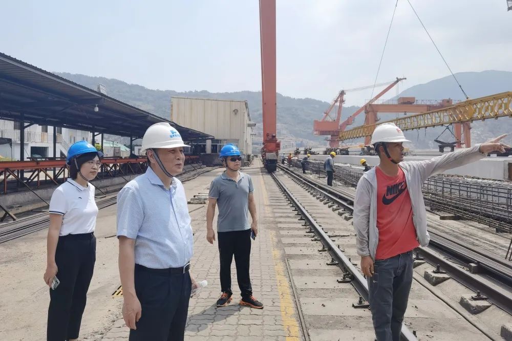 集团党委副书记、副董事长罗卫东赴港口工程公司松门预制厂开展安全督导检查.jpg