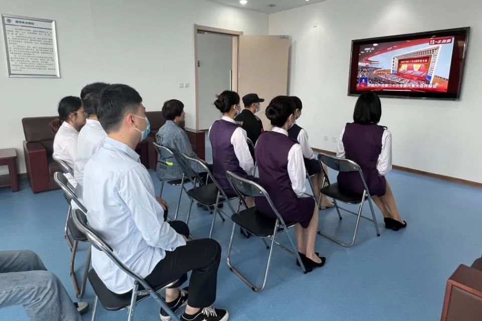 福港马尾黄岐客运站党员、员工集中收看党的二十大开幕式.jpg