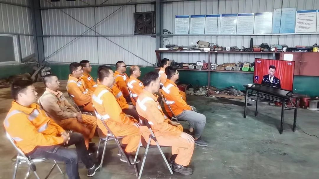 福港台源党员、员工在维修车间集中观看党的二十大开幕式.jpg