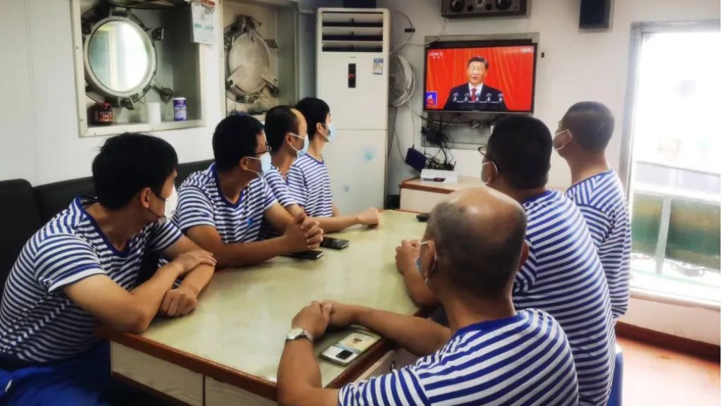 福港拖轮“荔兴拖9”轮船员集中收看党的二十大开幕式.jpg