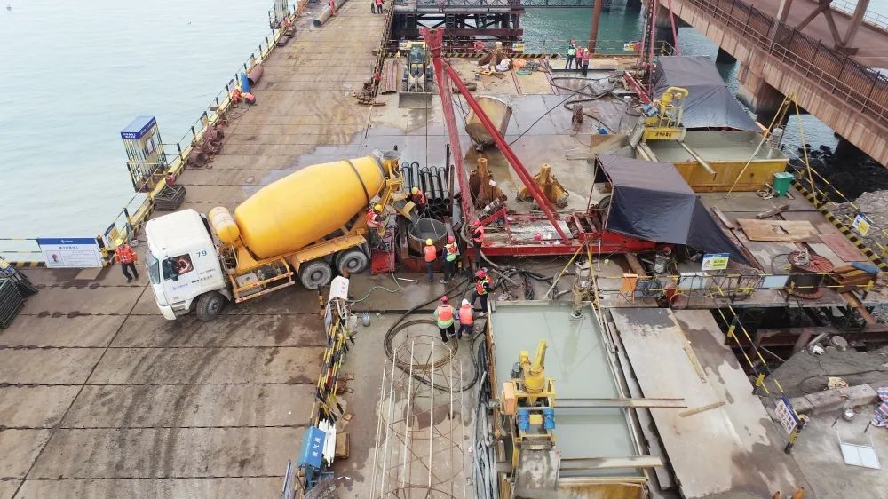 项目攻坚丨可门作业区6#、7#泊位工程灌注桩首桩顺利浇筑完成02.jpg
