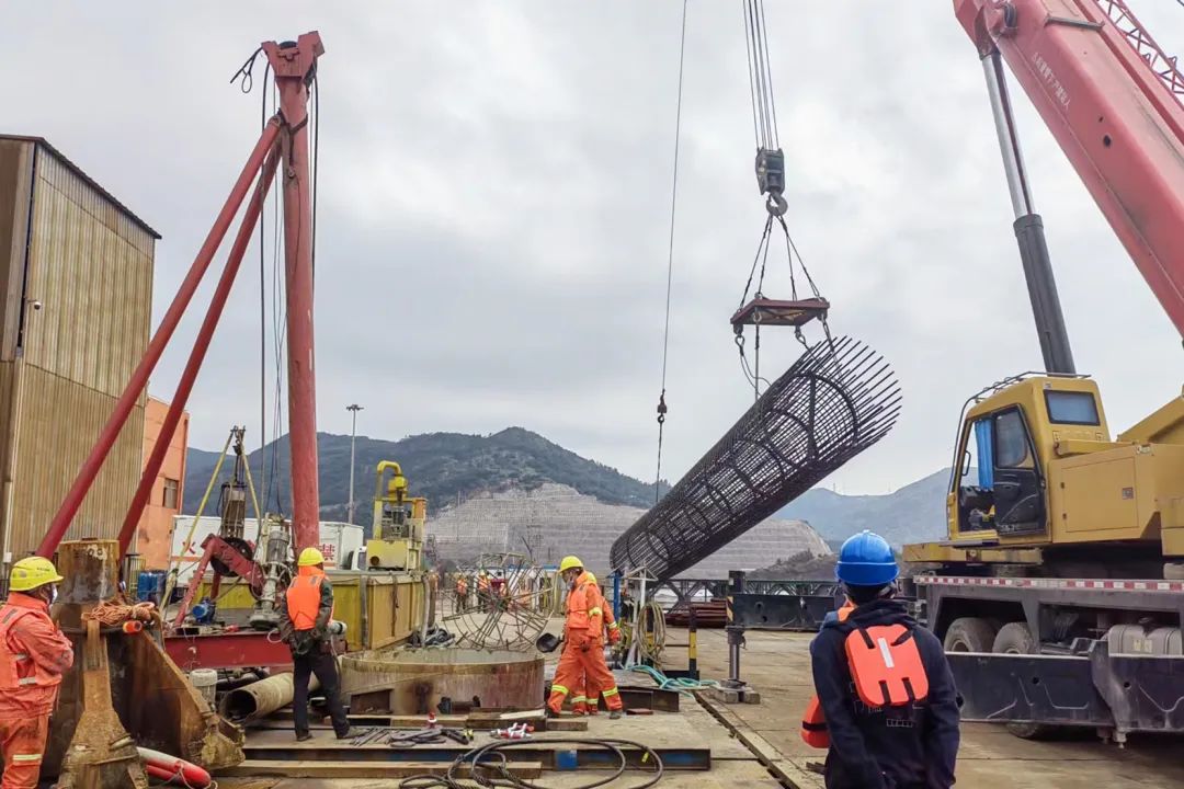 项目攻坚丨可门作业区6#、7#泊位工程灌注桩首桩顺利浇筑完成03.jpg