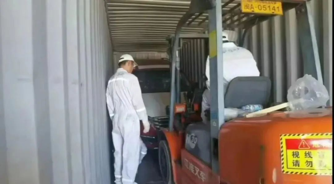 福港物流首次完成奇瑞汽车整车装箱任务.jpg