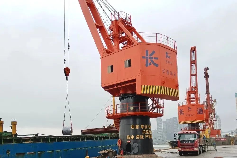 榕通公司卷钢船在泊效率创纪录.jpg