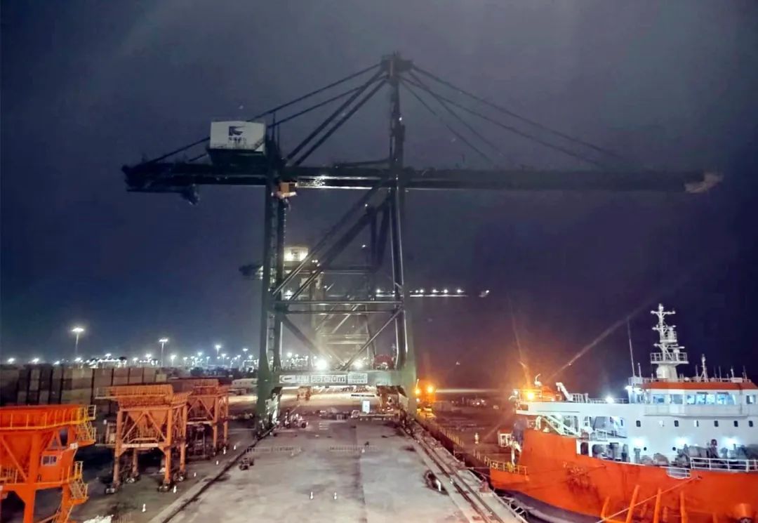 智慧港口再提速丨福州港江阴港区首台远控岸桥到港01.jpg