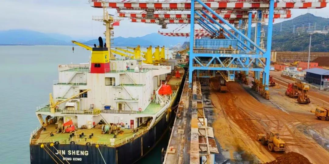 开局即冲刺丨福港罗源湾完成新年首批外贸铁矿船舶连续作业01.jpg