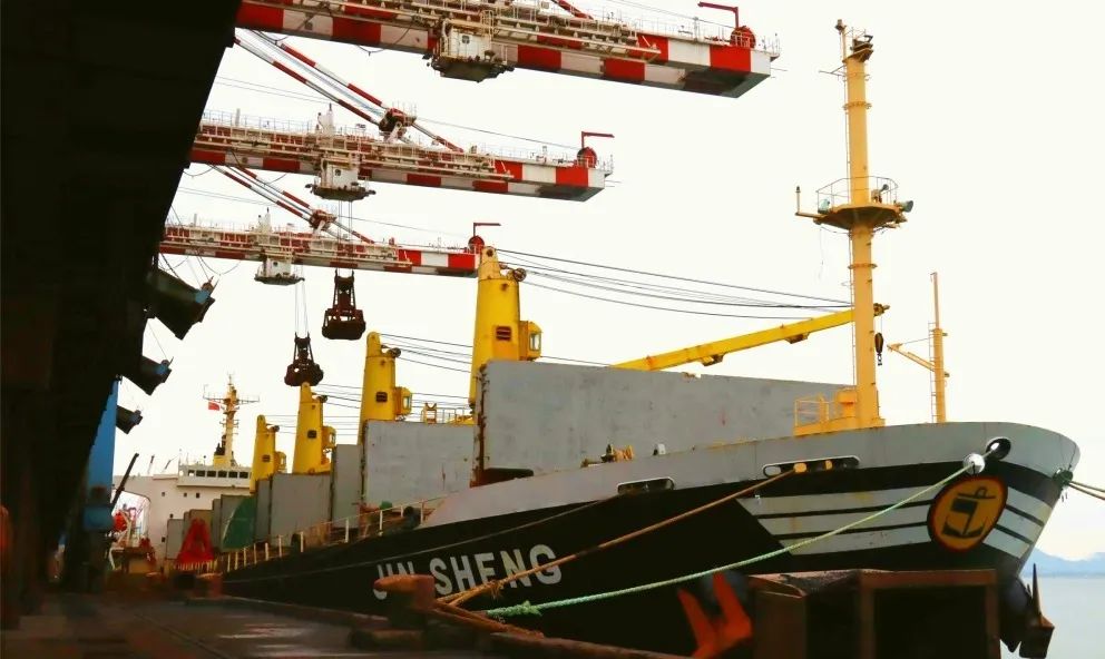 开局即冲刺丨福港罗源湾完成新年首批外贸铁矿船舶连续作业02.jpg