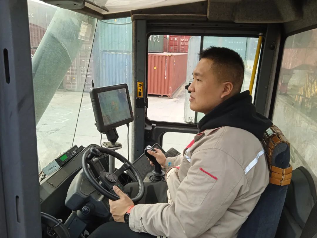 春节不打烊 服务不打折02.jpg