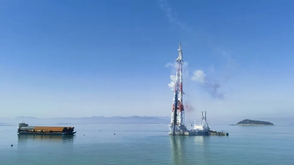 争优争先争效丨福州港罗源湾港区可门作业区6号、7号泊位工程顺利完成水上沉桩首桩施工03.jpg