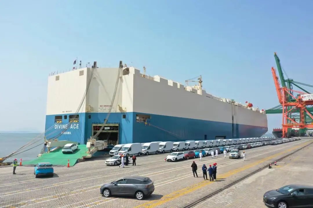 三争三提  福州港首次出口新能源汽车01.jpg