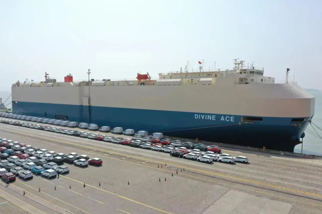 三争三提 福州港首次出口新能源汽车02.jpg