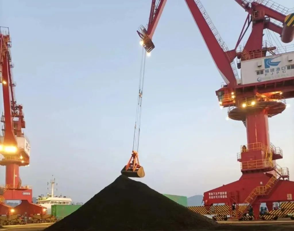 三争三提丨福港马尾作业区高效完成“力源28”原煤接卸任务01.jpg