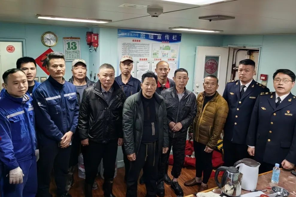 勇担责任丨渔船触礁 生死营救01.jpg