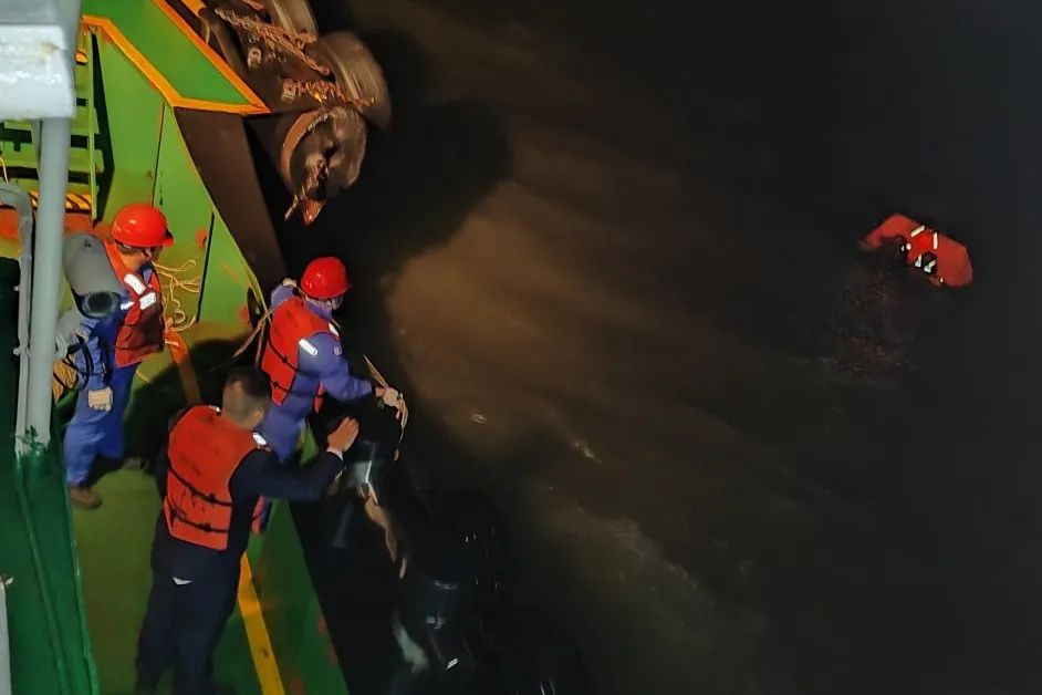 勇担责任丨渔船触礁 生死营救02.jpg