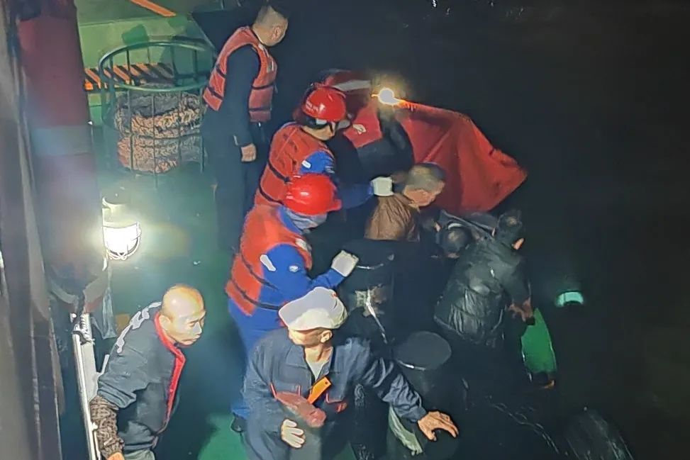 勇担责任丨渔船触礁 生死营救03.jpg