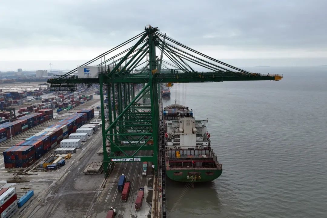 三争三提丨福州港首台远控岸桥投入试运行03.jpg