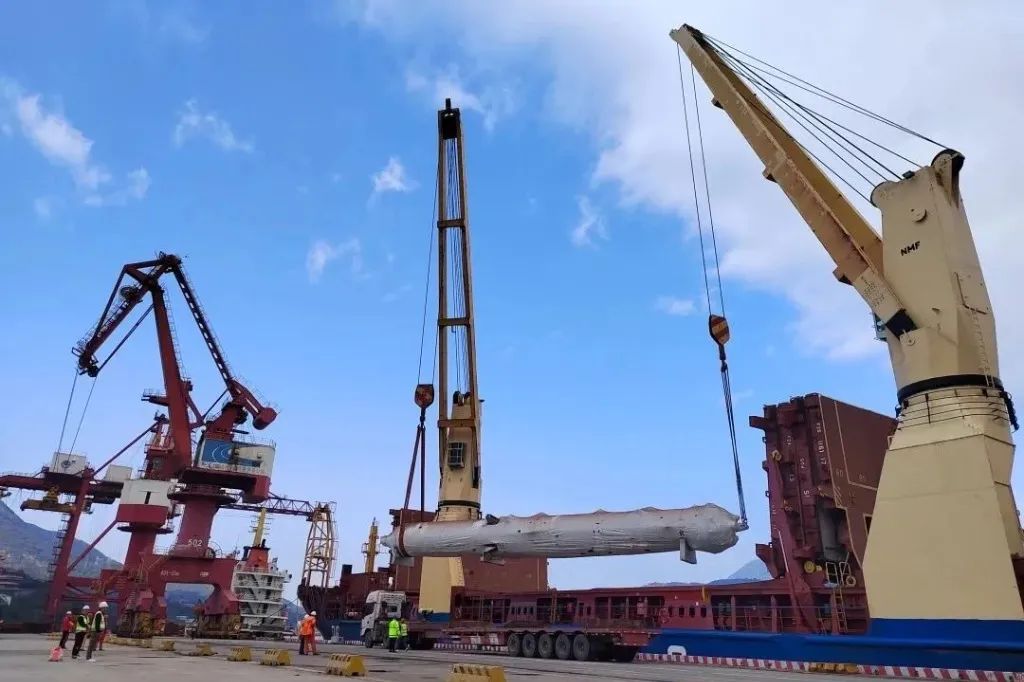 三争三提丨福港马尾圆满完成大型设备接卸02.jpg