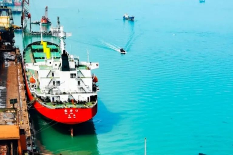 江海联运开新局 勇闯“江湖”见成效01.jpg