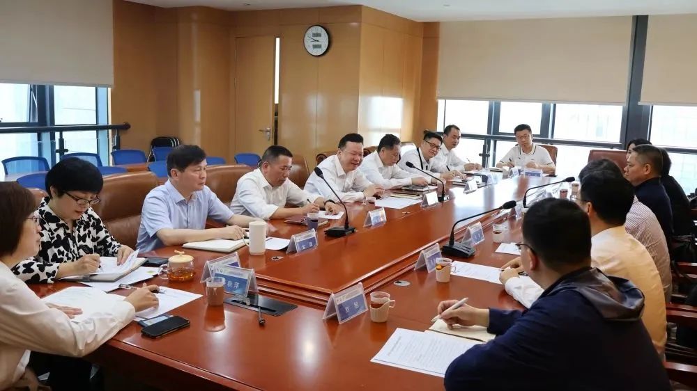 福建港口集团外部董事邓毓波一行到福州港务集团调研02.jpg