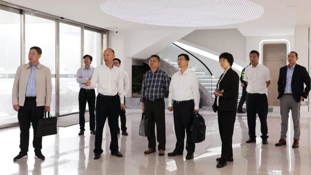 福建港口集团外部董事邓毓波一行到福州港务集团调研05.jpg
