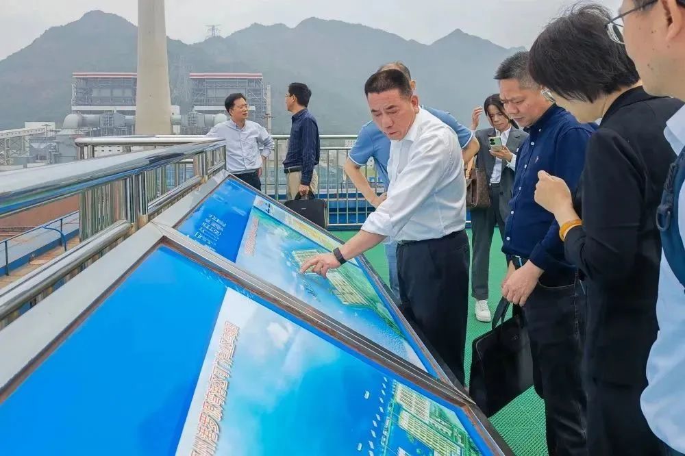 福建港口集团外部董事邓毓波一行到福州港务集团调研06.jpg