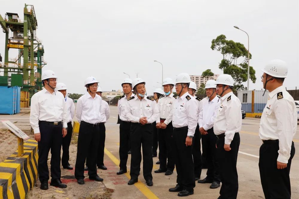 福州海关关长石正进到江阴港区调研危化品监管工作01.jpg