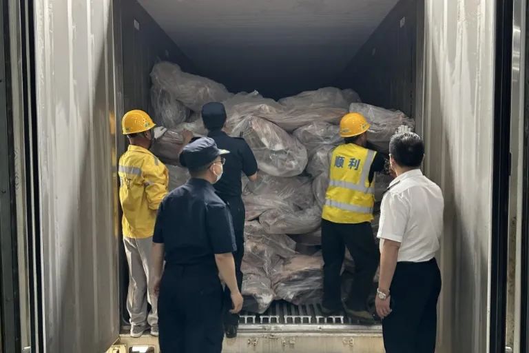 三争三提｜江阴口岸进口肉类首柜通关02.jpg