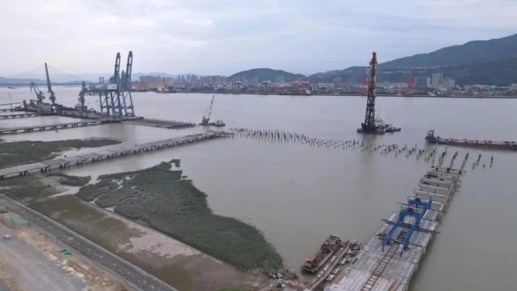 三争三提丨港口工程公司承接的福州港洋屿作业区5号、6号泊位工程预制构件与沉桩项目顺利完工01.jpg