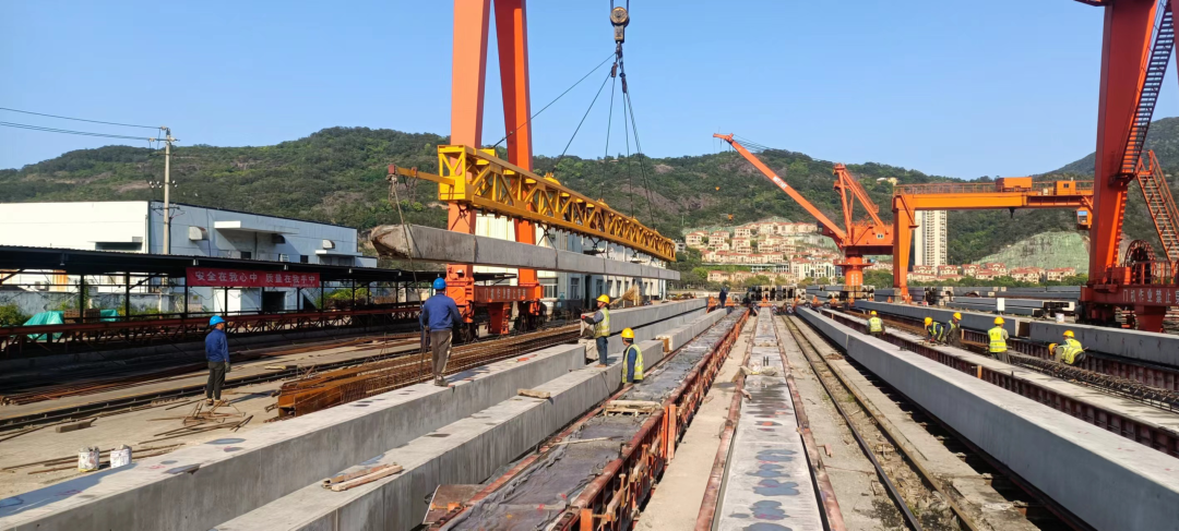 三争三提丨港口工程公司承接的福州港洋屿作业区5号、6号泊位工程预制构件与沉桩项目顺利完工02.png