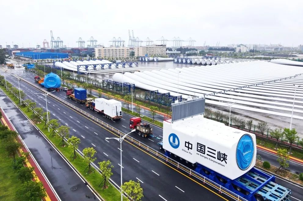 央视关注丨全球首台16兆瓦超大容量海上风电机主机在江阴港区起运01.jpg